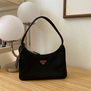 COPY - prada re-edition 2000 nylon mini bag limited edition black/red colorway